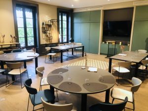 Configuration îlot en tables rondes pour séminaire 20 personnes à Lyon - MAISON LASSAGNE
