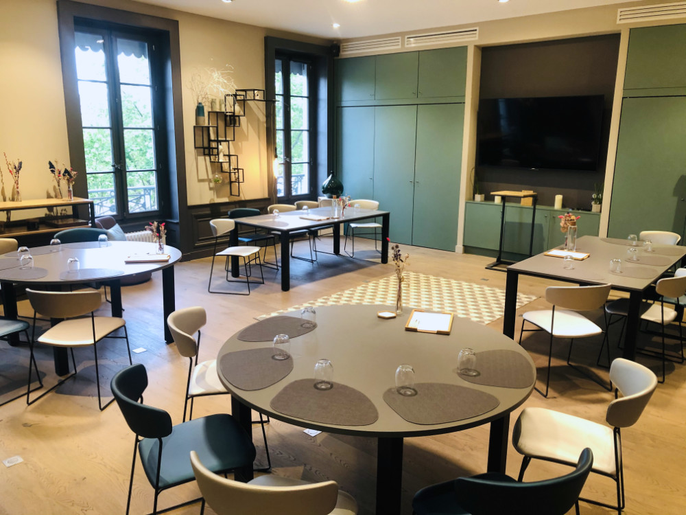 Configuration îlot en tables rondes pour séminaire 20 personnes à Lyon - MAISON LASSAGNE