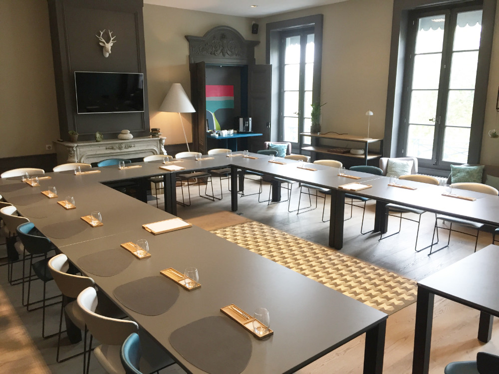 Salle de réunion en U pour 20 personnes à Lyon avec cheminée - MAISON LASSAGNE Format Équilibre