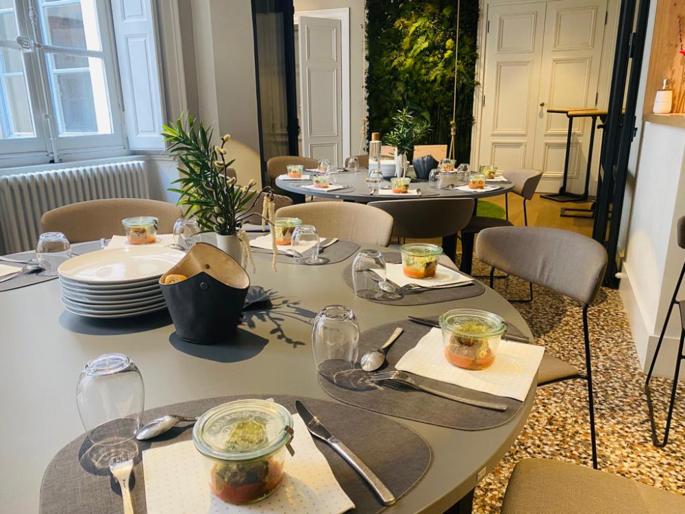 Repas de séminaire en tables rondes avec mur végétal - lieu privatisable Lyon MAISON LASSAGNE