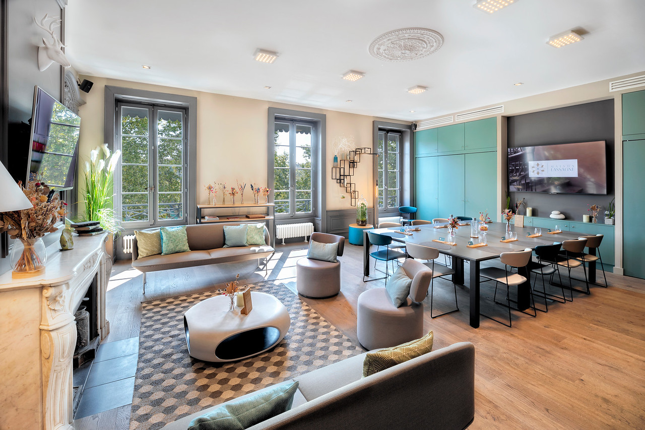 Espace événementiel atypique à Lyon avec salon et table de réunion - MAISON LASSAGNE